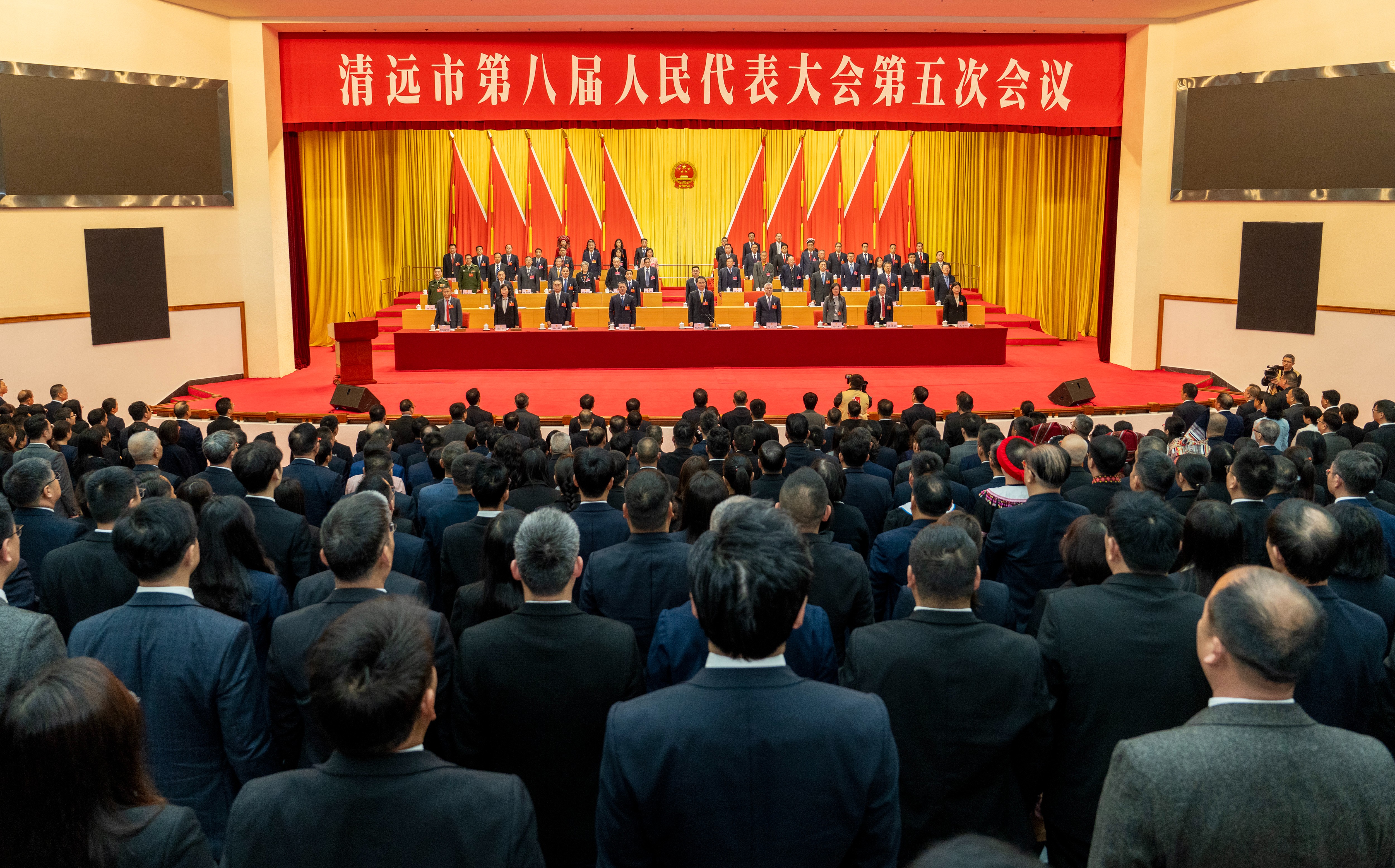 市八屆人大五次會(huì)議開幕 殷昭舉主持會(huì)議 陳金鑾作政府工作報(bào)告